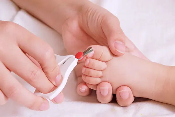 Bấm Móng Tay Trẻ Sơ Sinh
