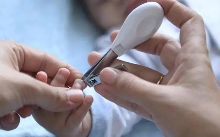 Bấm Móng Tay Trẻ Sơ Sinh