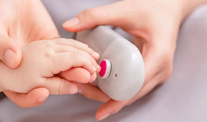 Bấm Móng Tay Trẻ Sơ Sinh