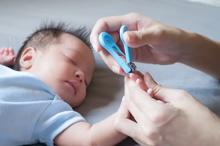 Bấm Móng Tay Trẻ Sơ Sinh