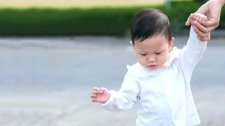 Bé 1 Tuổi Chưa Biết Đi