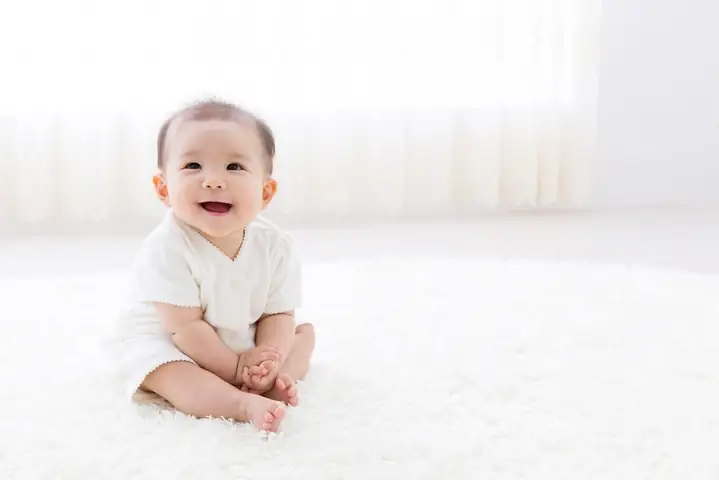 Bé 1 Tuổi Ngồi Cong Lưng