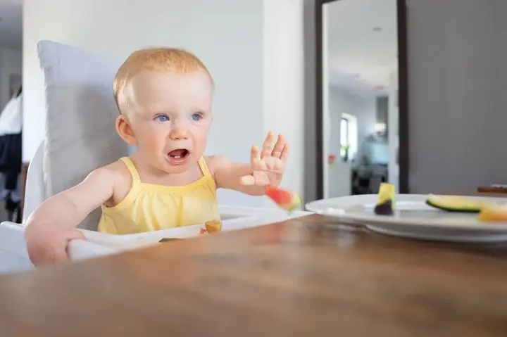 Bé 2 Tuổi Hay Cáu Gắt Ném Đồ
