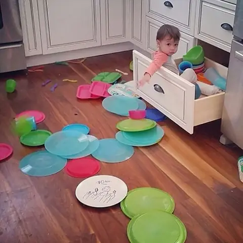 Bé 2 Tuổi Hay Cáu Gắt Ném Đồ
