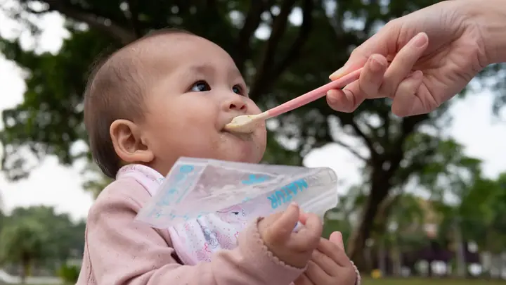 Bé Bắt Đầu Ăn Dặm Nên Ăn Bột Gì