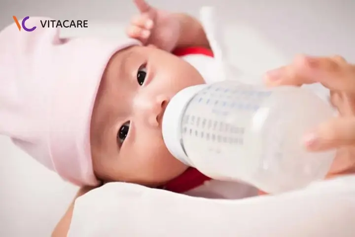 Bé Bú Sữa Công Thức Không Tăng Cân