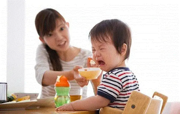Be Chi Uong Sua Khong Chiu An Chao