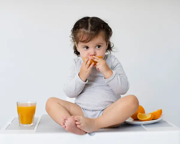 Bé Mấy Tháng Uống Nước Cam