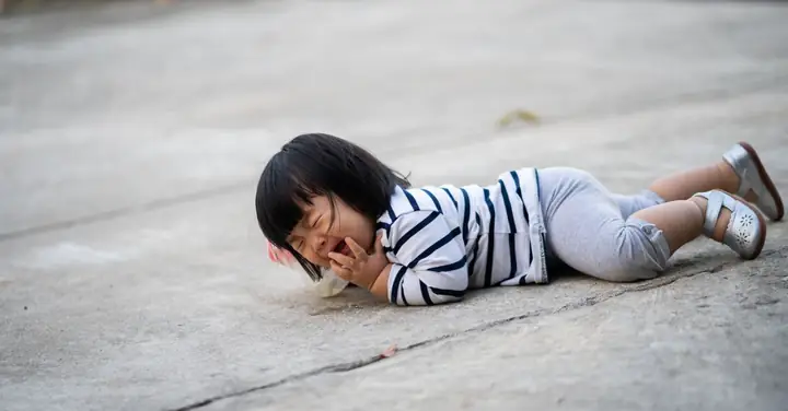 Bé Ngã Đập Gáy Xuống Đất
