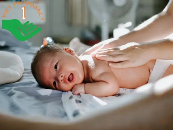 Bé Rặn È È Khi Ngủ