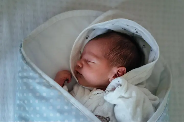 Bé Sơ Sinh Có Cần Đội Mũ Không
