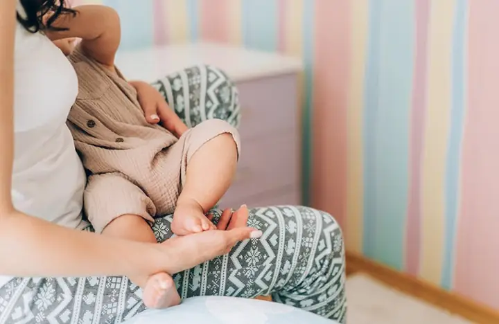 Bé Uốn Éo Rặn Đỏ Người