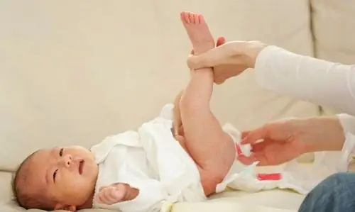 Bé Uốn Éo Rặn Đỏ Người
