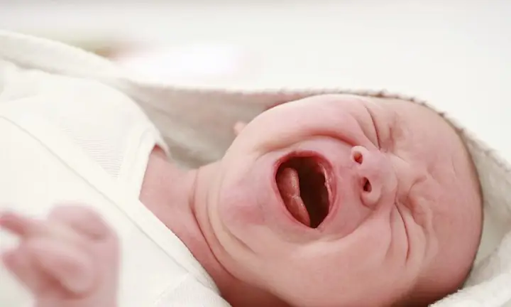 Bé Uốn Éo Rặn Đỏ Người