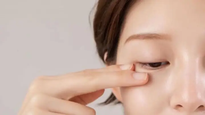Bôi Kem Chống Nắng Bị Cay Mắt