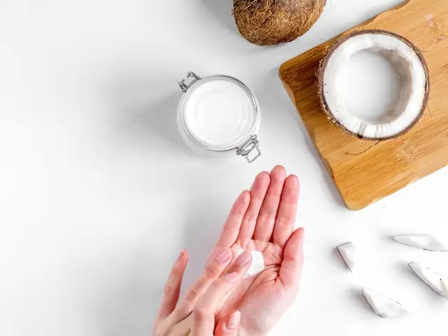 Bôi Mật Ong Lên Mặt Hàng Ngày Có Tốt Không