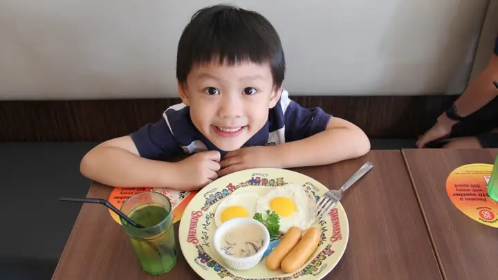 Bữa Sáng Đầy Đủ Dinh Dưỡng Cho Trẻ