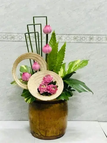 Các Mẫu Cắm Hoa Với Nón Lá