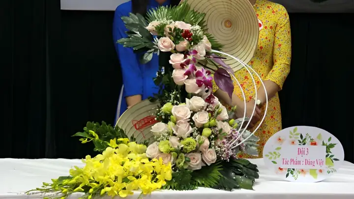 Các Mẫu Cắm Hoa Với Nón Lá