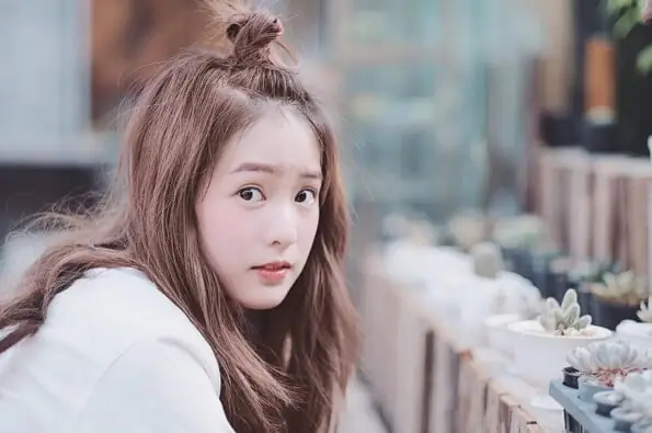 Cách Buộc Chỏm Tóc Trên Đầu