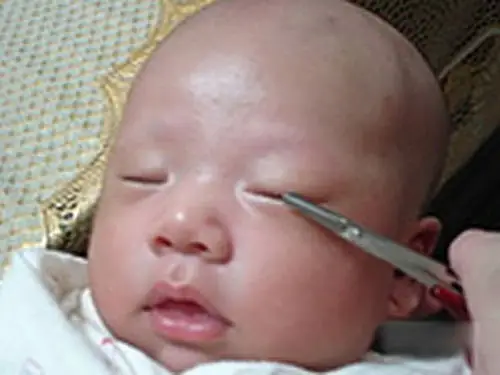 Cách Cắt Lông Mi Cho Trẻ Sơ Sinh