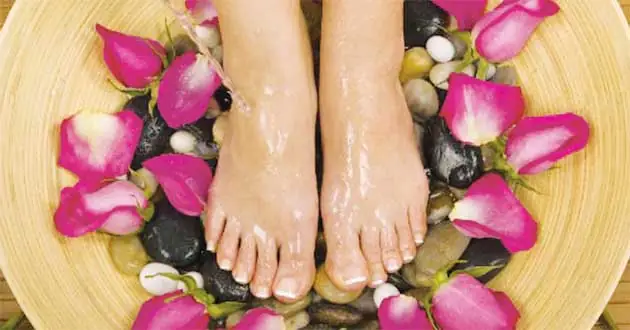 Cách Chà Gót Chân Bằng Tay