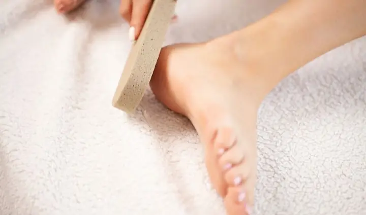 Cách Chà Gót Chân Bằng Tay