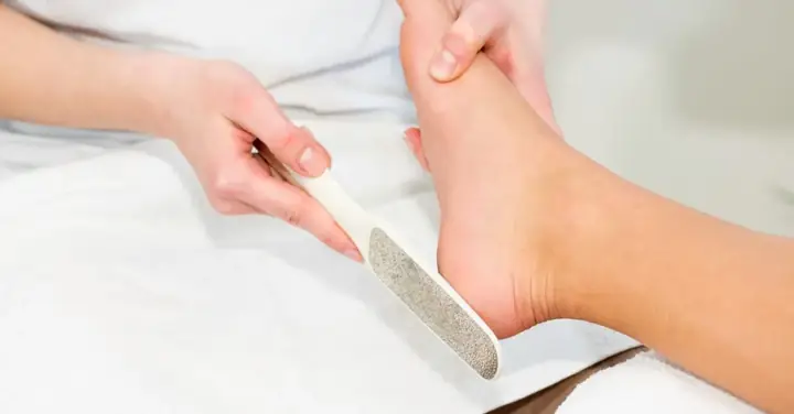 Cách Chà Gót Chân Bằng Tay