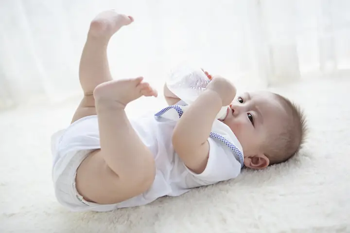 Cách Cho Bé Nằm Bú Bình