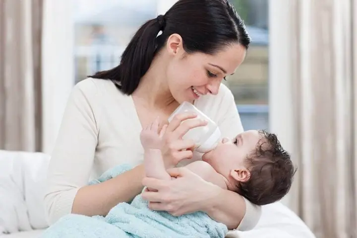 Cách Cho Trẻ Bú Binh Đúng