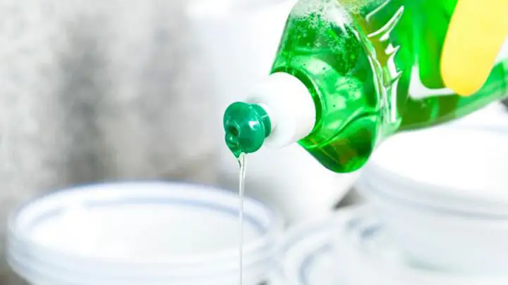 Cách Chùi Keo Dán Sắt Dính Trên Kính