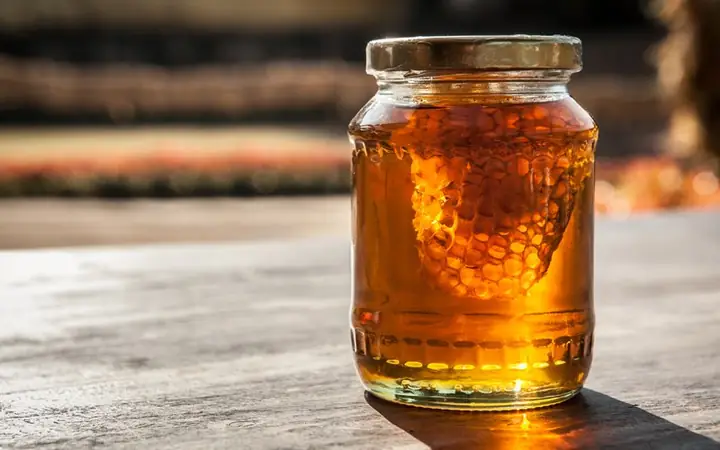 Cách Để Mật Ong Không Bị Kiến Bu