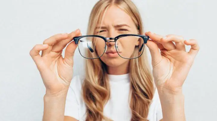 Cách Đeo Mắt Kính Đúng Cách