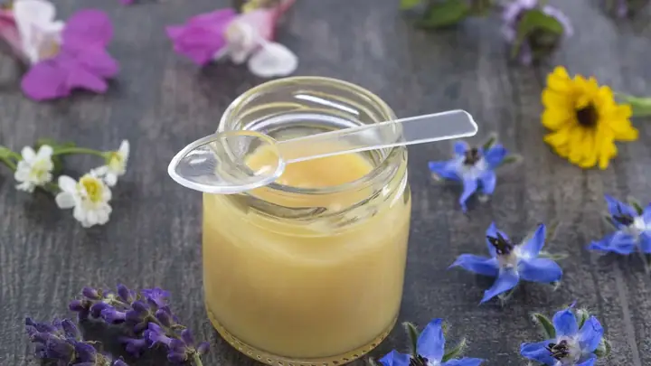Cách Dùng Sữa Ong Chúa Tươi Đắp Mặt
