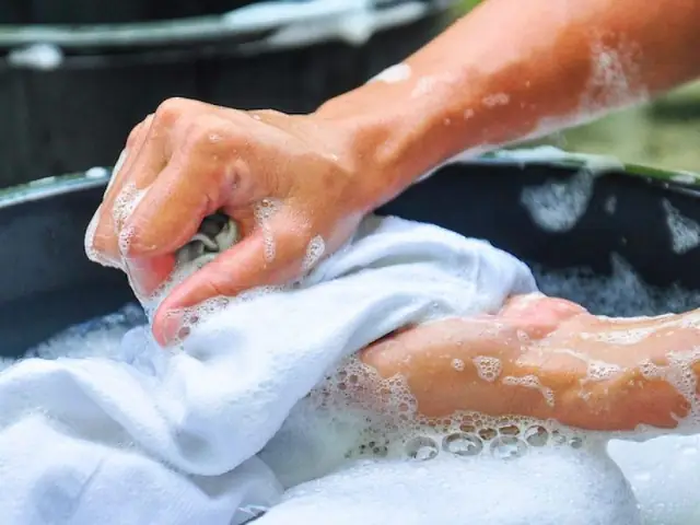 Cách Giặt Kẹo Cao Su Dính Vào Quần Áo