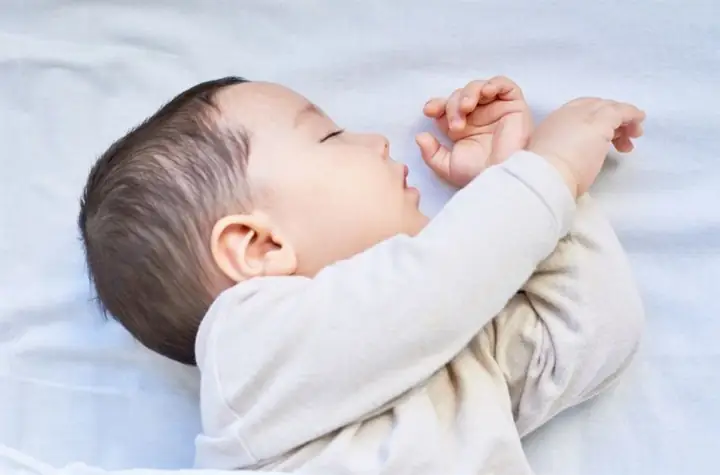 Cách Giúp Trẻ Sơ Sinh Ngủ Không Giật Mình