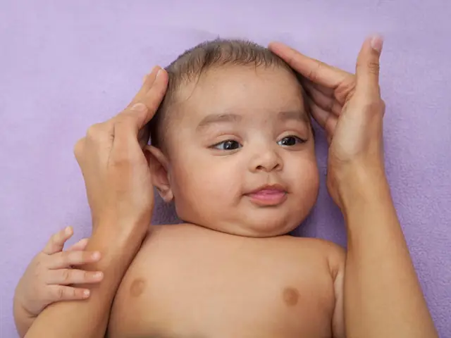 Cách Giúp Trẻ Sơ Sinh Nhanh Mọc Tóc
