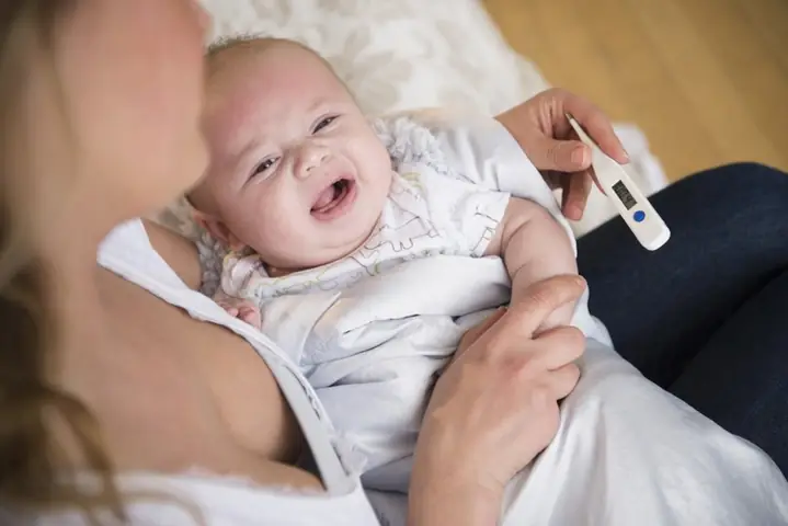 Cách Hạ Sốt Cho Bé Khi Chích Ngừa