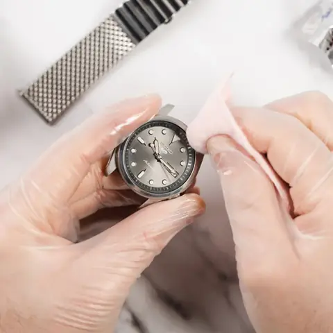 Cách Khắc Phục Mặt Kính Đồng Hồ Bị Xước Cách Khắc Phục Mặt Kính Đồng Hồ Bị Xước