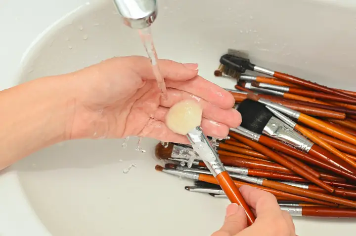 Cách Làm Vệ Sinh Cọ Trang Điểm Cách Làm Vệ Sinh Cọ Trang Điểm