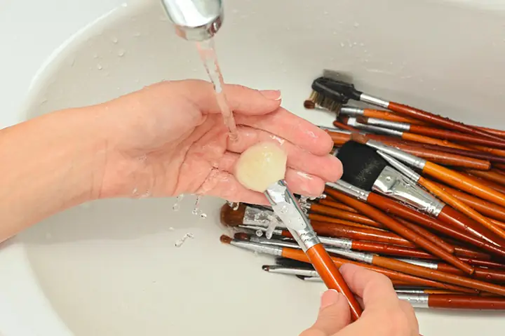 Cách Làm Vệ Sinh Cọ Trang Điểm Cách Làm Vệ Sinh Cọ Trang Điểm