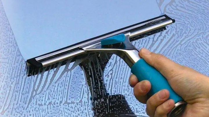 Cách Lau Kính Sạch Bằng Nước Lau Kính
