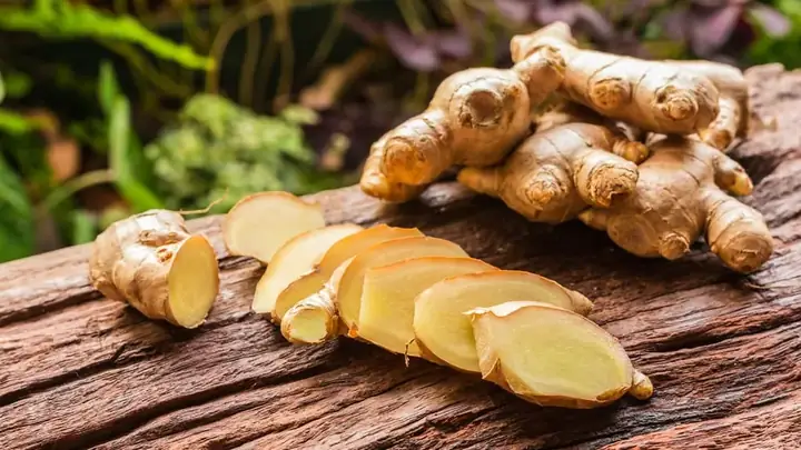 Cách Ngâm Rượu Gừng Và Nghệ Cho Bà Đẻ
