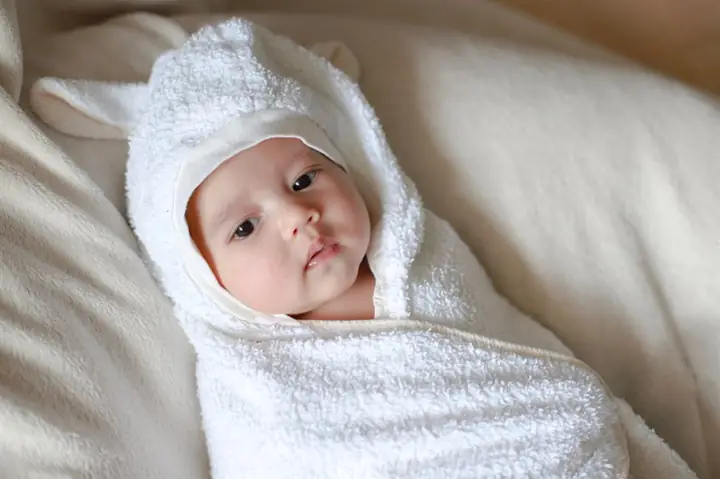 Cách Quấn Khăn Tắm Trên Đầu Cho Bé