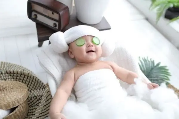 Cách Quấn Khăn Tắm Trên Đầu Cho Bé