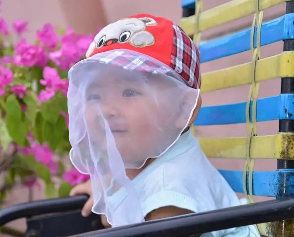 Cách Quấn Khăn Voan Cho Bé