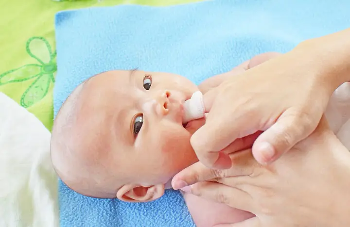 Cách Rơ Lưỡi Cho Trẻ Sơ Sinh Sạch