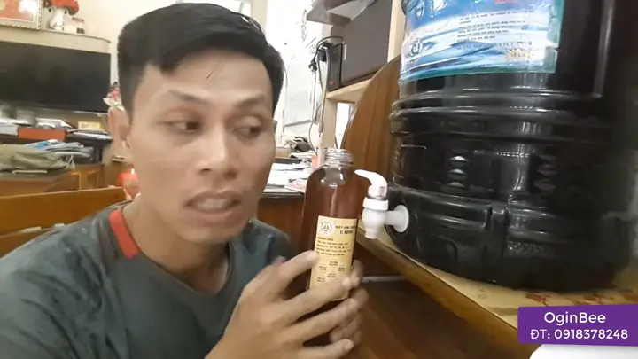 Cách Rót Mật Ong Không Bị Bọt