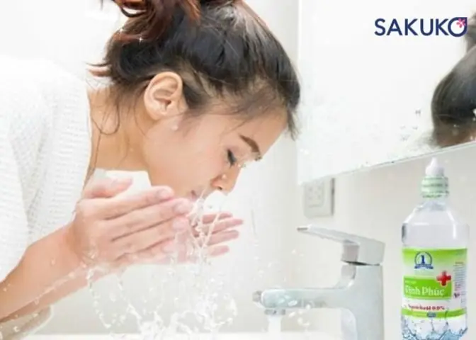 Cách Sử Dụng Nước Muối Sinh Lý Để Rửa Mặt