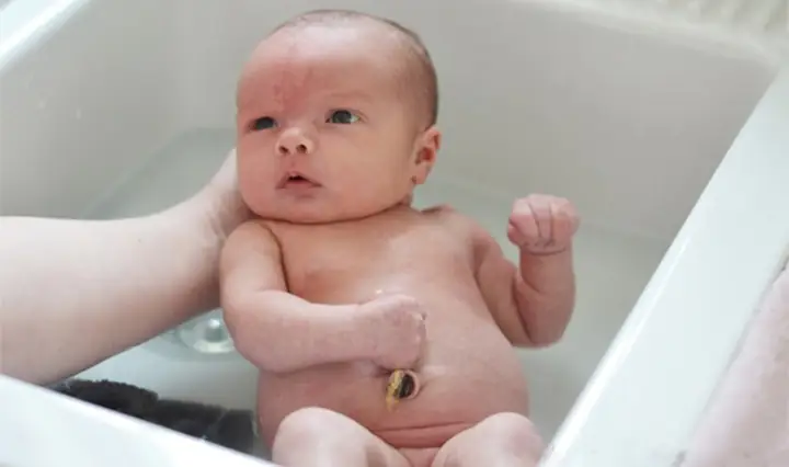 Cách Tắm Bé Chưa Rụng Rốn